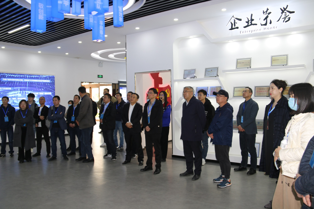 舟山市經信局副局長毛潤洲攜舟山市優秀企業家代表一行40余人蒞臨銳智股份調研考察！